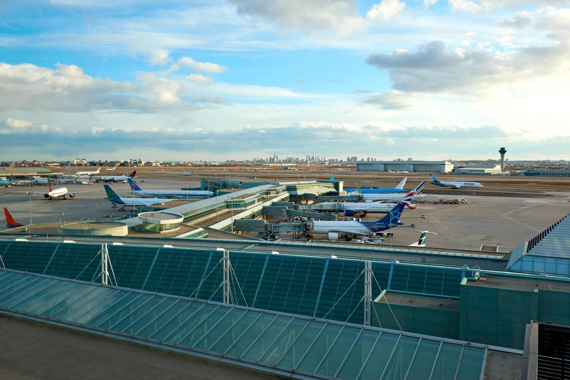 Hotel Sheraton Gateway In Toronto International Airport 4*
