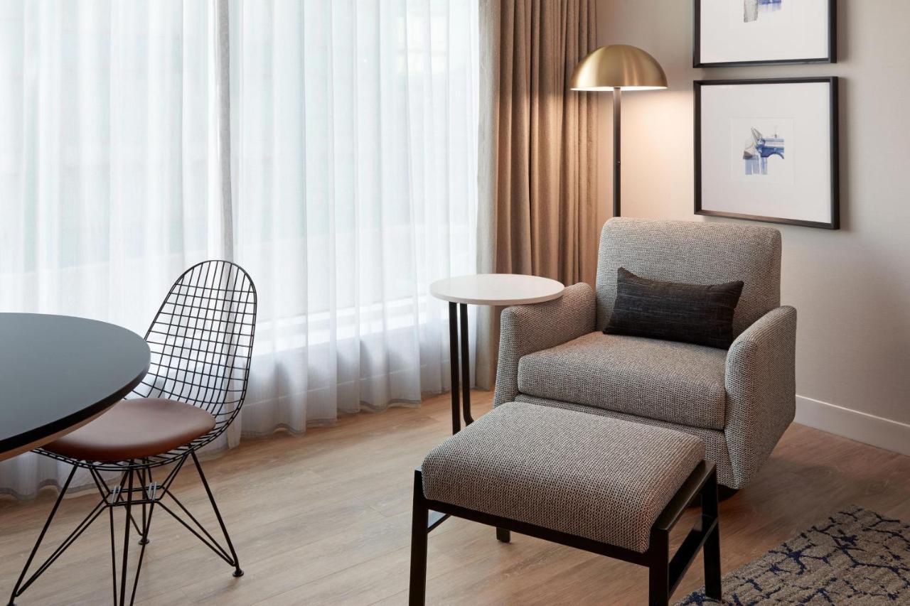Hotel Sheraton Gateway In Toronto International Airport 4*